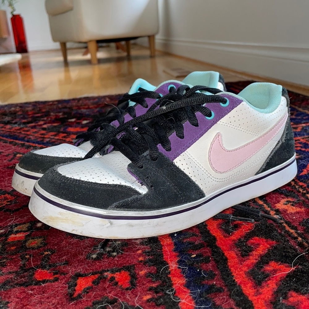 RETRO NIKE SNEAKERS